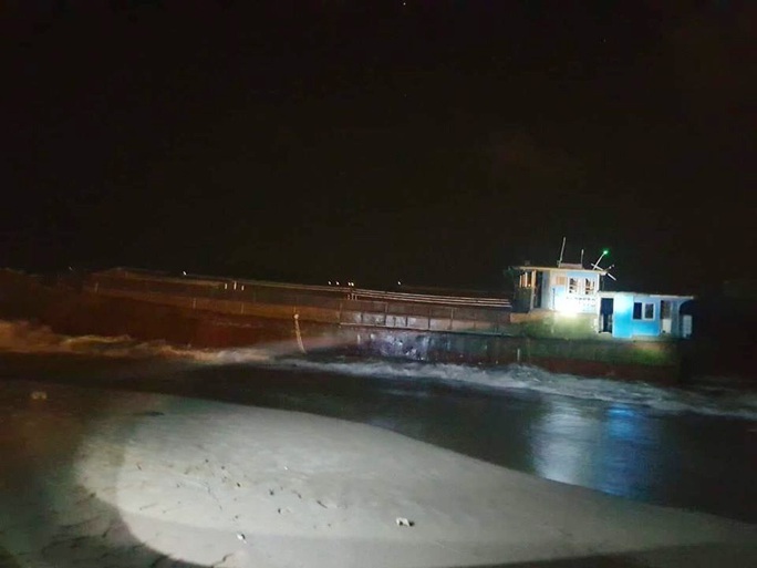 Phát hiện tàu mang số hiệu Trung Quốc, không người điều khiển dạt vào bờ biển Hà Tĩnh - Ảnh 1. Phát hiện tàu mang số hiệu Trung Quốc, không người điều khiển dạt vào bờ biển Hà Tĩnh - Ảnh 1.