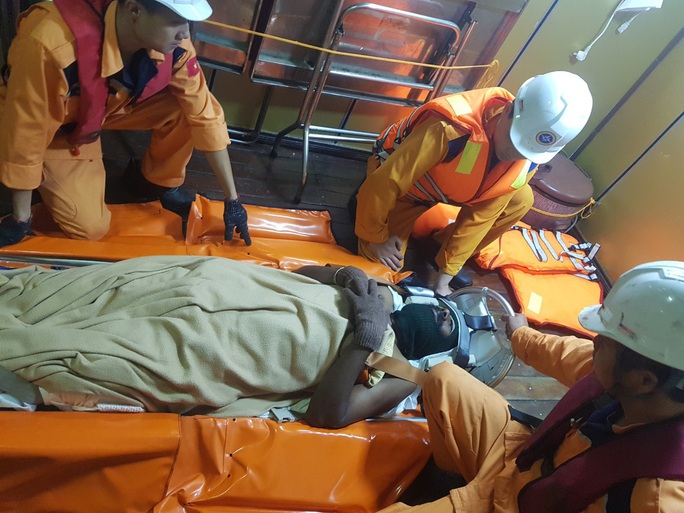 Khánh Hòa: Liên tục cứu nạn thuyền viên nước ngoài sau bão Kammuri - Ảnh 1.