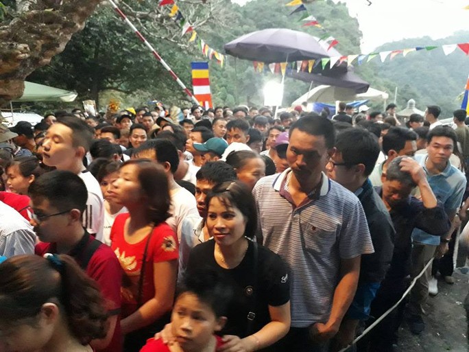 Hàng vạn người đổ về chùa Hương ngày khai hội - Ảnh 12.
