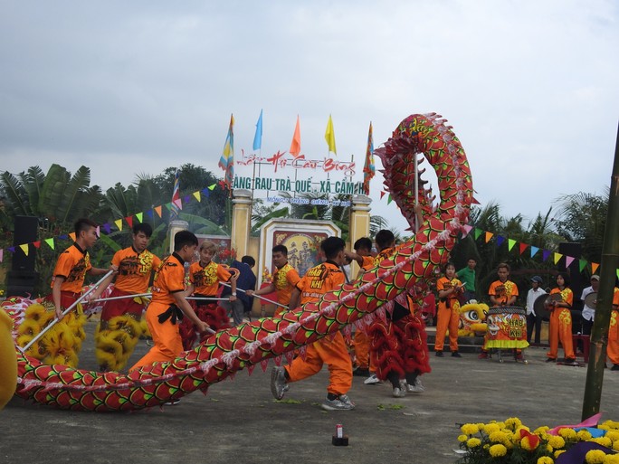 Du khách thích thú với lễ hội Cầu Bông làng rau Trà Quế - Ảnh 3.