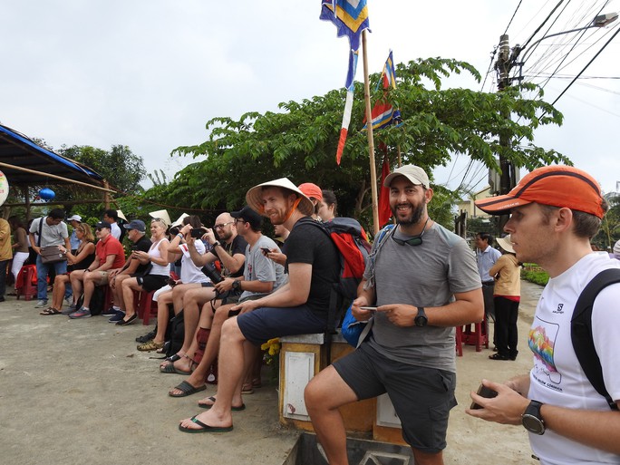 Du khách thích thú với lễ hội Cầu Bông làng rau Trà Quế - Ảnh 6.
