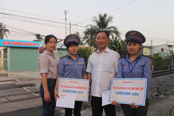 Báo Người Lao Động tặng quà 2 nữ nhân viên gác chắn cứu người - Ảnh 2.