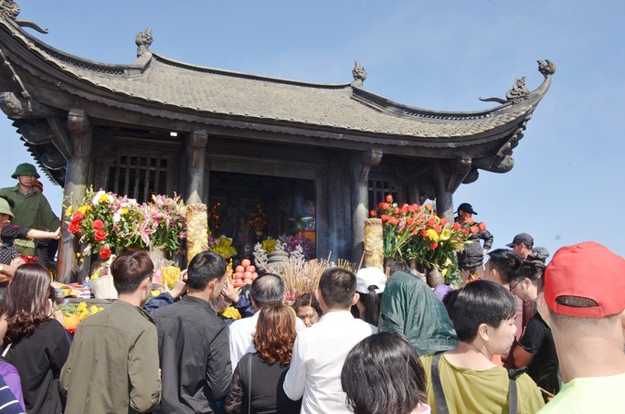 Khai Hội Xuân Yên Tử, du khách chen chân xoa tiền vào chùa Đồng - Ảnh 4.
