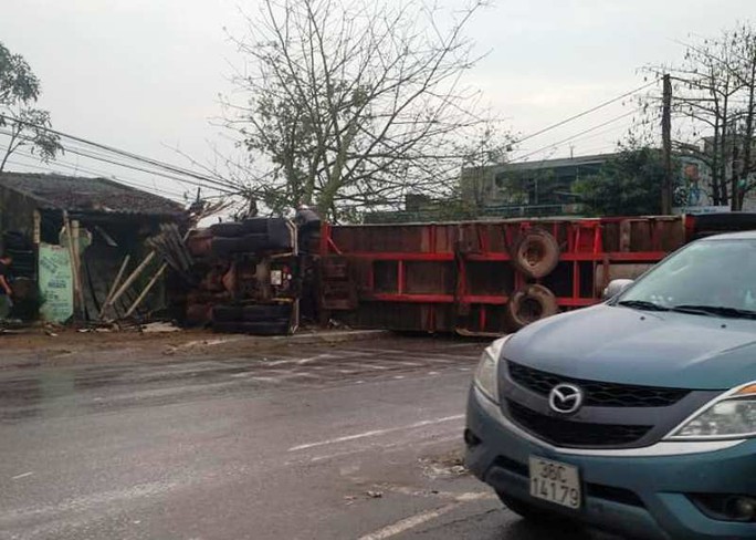 Xe container gây tai nạn liên hoàn nghiêm trọng, 4 người thương vong - Ảnh 1.