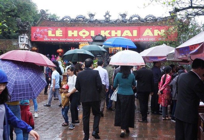 Biển người đội mưa dâng hương trước lễ khai ấn đền Trần - Ảnh 6.