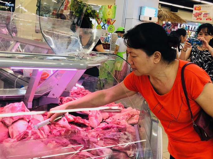Giá thịt heo bình ổn thị trường tăng trong ngày đầu năm 2020 - Ảnh 1.