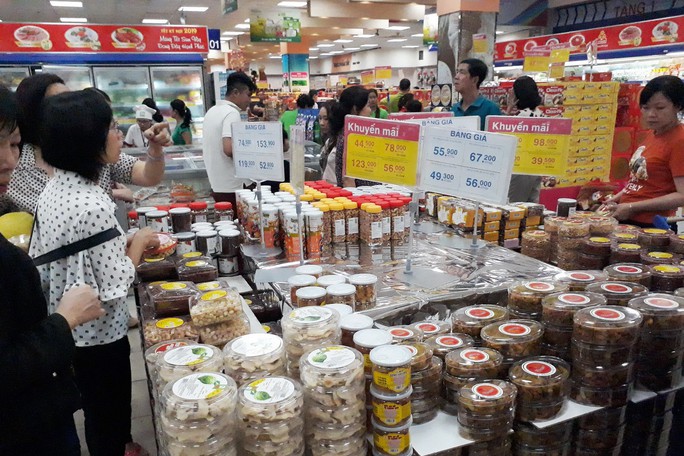Người dân ùn ùn vào siêu thị sắm Tết, chợ truyền thống thưa vắng - Ảnh 9.