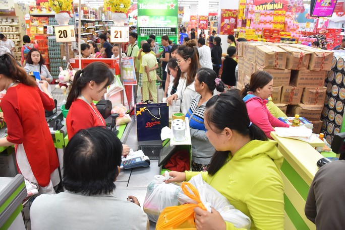 Người dân ùn ùn vào siêu thị sắm Tết, chợ truyền thống thưa vắng - Ảnh 3.