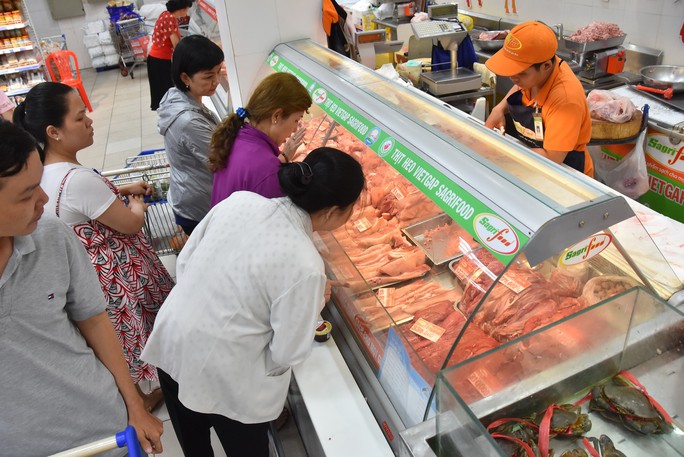 Người dân ùn ùn vào siêu thị sắm Tết, chợ truyền thống thưa vắng - Ảnh 4.