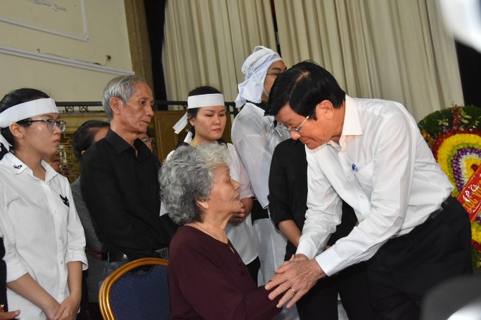Nguyên Chủ tịch nước Trương Tấn Sang đến viếng lễ tang Phó Chủ tịch UBND TP Nguyễn Thị Thu - Ảnh 2.