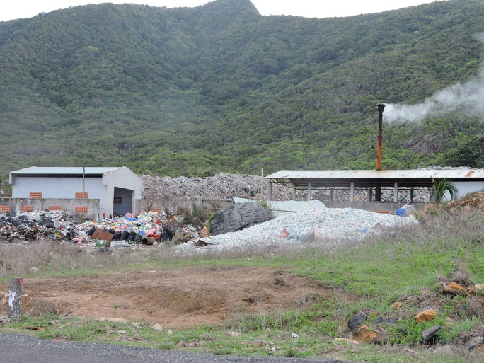 Chi hơn 35 tỉ đồng, chuyển 70.000 tấn rác từ Côn Đảo về đất liền xử lý - Ảnh 1.