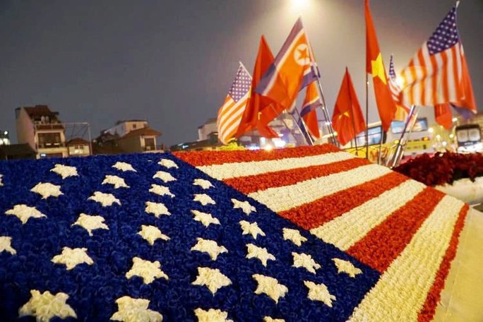 Công nhân xuyên đêm trang trí cầu Chương Dương phục vụ Hội nghị Thượng đỉnh Mỹ-Triều - Ảnh 3.