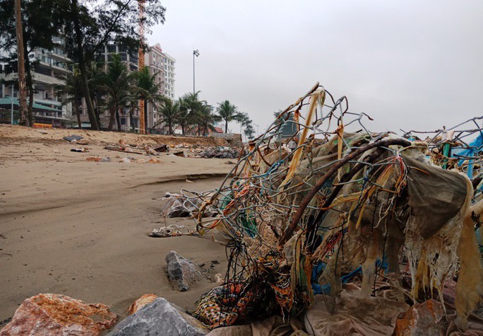 “Bẫy” đá hộc, sắt B40 giăng đầy bãi biển Sầm Sơn - Ảnh 9.