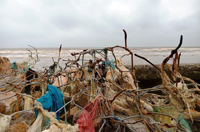 “Bẫy” đá hộc, sắt B40 giăng đầy bãi biển Sầm Sơn - Ảnh 10.