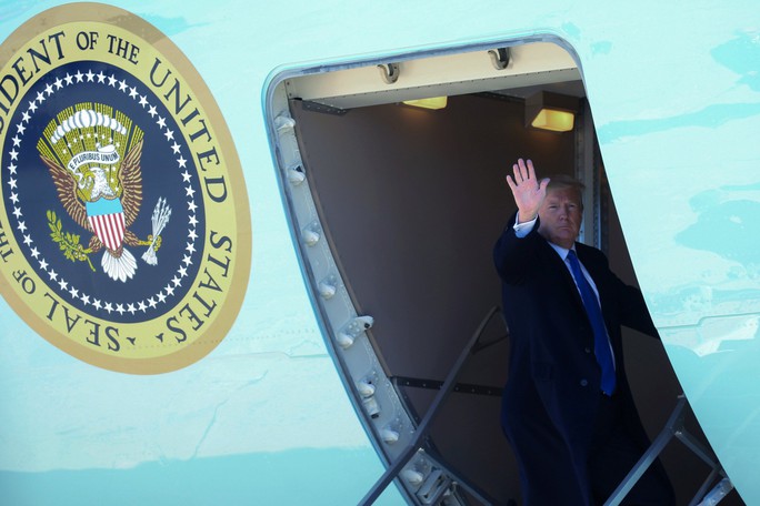 Tổng thống Mỹ Donald Trump lên Air Force One, hướng đến Hà Nội - Ảnh 3.