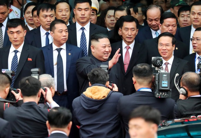 Dàn cận vệ chạy theo xe, đưa Chủ tịch Kim Jong-un rời ga Đồng Đăng - Ảnh 3.