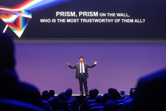 Huawei chọc tức Mỹ bằng vụ bê bối Edward Snowden - Ảnh 1.