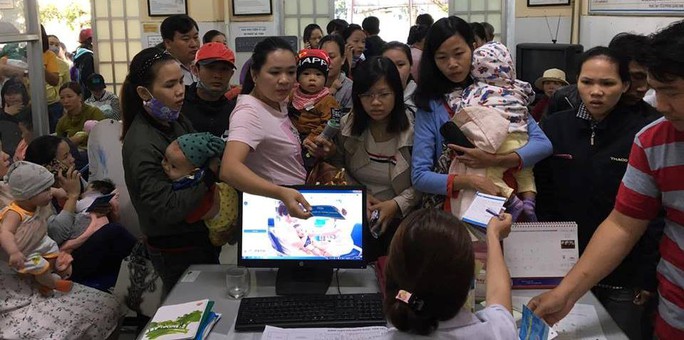 Chen lấn từ 3 giờ sáng vẫn không thể tiêm vắc-xin 6 trong 1 cho con - Ảnh 2.
