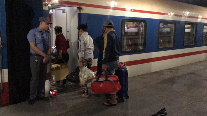 XUÂN ONLINE: Bồn chồn trên chuyến tàu cuối cùng rời ga Sài Gòn đêm giao thừa - Ảnh 4.