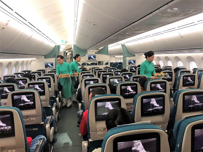 Hành khách nước ngoài thích thú đón Xuân trên độ cao 10.000 m - Ảnh 1.