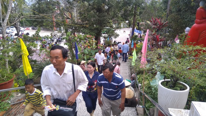 Người dân “đảo ngọc” Phú Quốc chen chân đi lễ chùa ngày đầu năm - Ảnh 1.