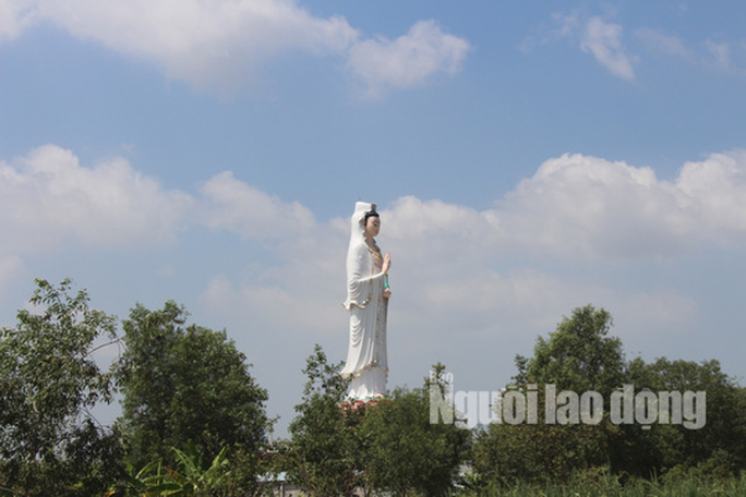 Mùng 2 Tết, khách hành hương đổ xô đến ngôi chùa có tượng Phật Bà cao nhất miền Tây - Ảnh 1.