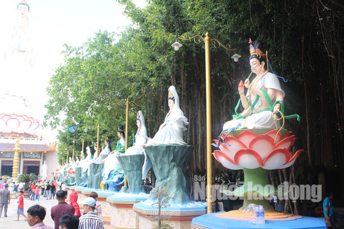 Mùng 2 Tết, khách hành hương đổ xô đến ngôi chùa có tượng Phật Bà cao nhất miền Tây - Ảnh 4.