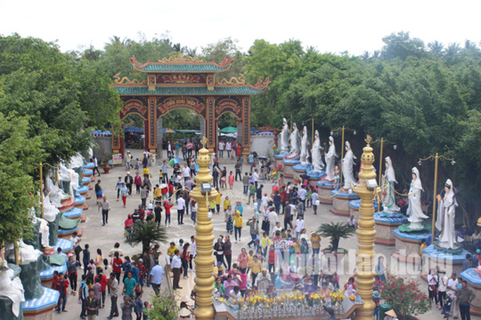 Mùng 2 Tết, khách hành hương đổ xô đến ngôi chùa có tượng Phật Bà cao nhất miền Tây - Ảnh 10.