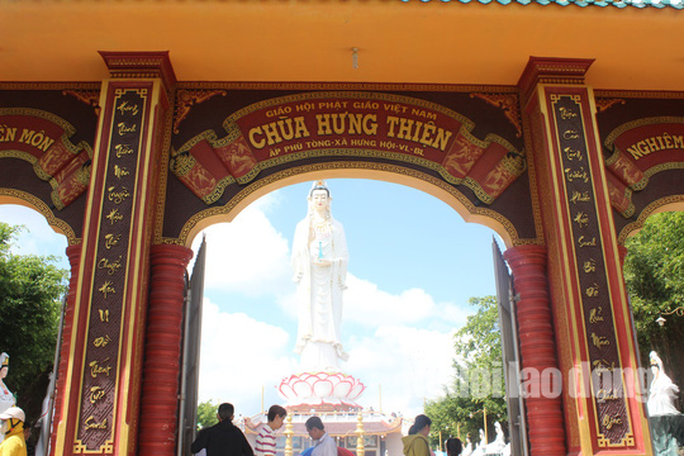 Mùng 2 Tết, khách hành hương đổ xô đến ngôi chùa có tượng Phật Bà cao nhất miền Tây - Ảnh 2.
