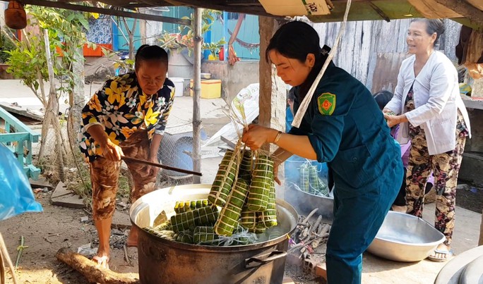Về Đồng Tháp xem gói cả ngàn đòn bánh tét “Tết quân – dân” - Ảnh 4.