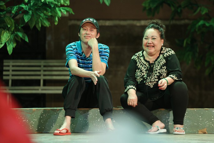 Minh khùng Hoài Linh khiến khán giả khóc cười đầu năm - Ảnh 2.