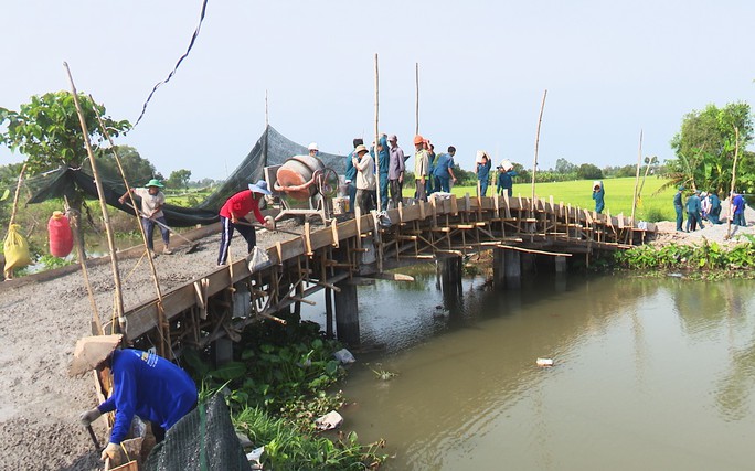 Về Đồng Tháp xem gói cả ngàn đòn bánh tét “Tết quân – dân” - Ảnh 7.