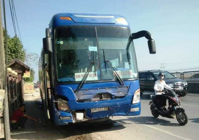 Tai nạn thảm khốc xe khách tông ô tô 7 chỗ, 3 người đi chúc Tết tử vong - Ảnh 4.