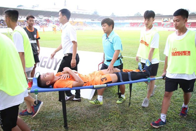Cầu thủ U19 Đà Nẵng gãy chân do mặt sân xấu - Ảnh 4.