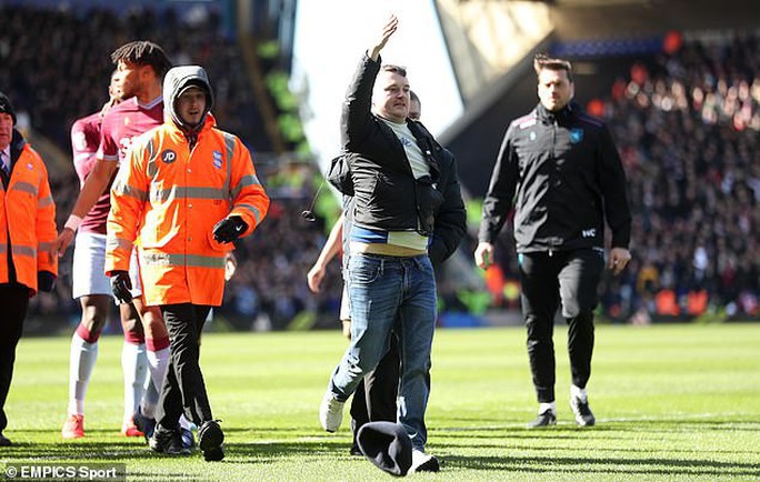 Sốc với cảnh fan cuồng tấn công thủ quân Aston Villa trên sân - Ảnh 4.