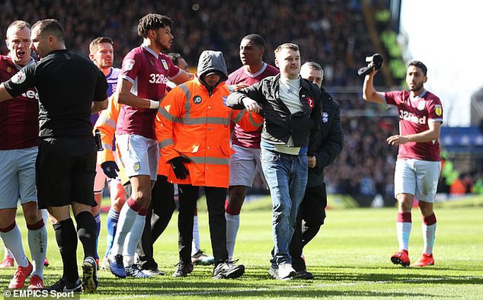 Sốc với cảnh fan cuồng tấn công thủ quân Aston Villa trên sân - Ảnh 3.