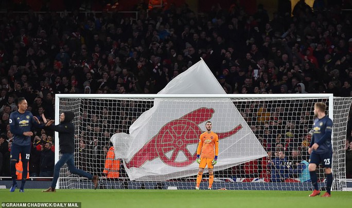 Sốc với cảnh fan cuồng tấn công thủ quân Aston Villa trên sân - Ảnh 5.