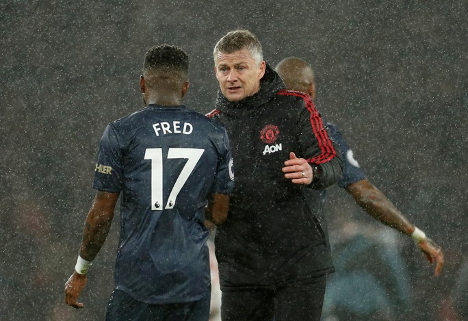 Man United gục ngã trước Arsenal, CĐV tấn công cầu thủ - Ảnh 2.