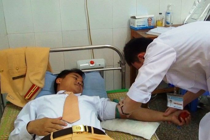Thiếu tá CSGT hiến máu cứu nữ sinh gặp tai nạn giao thông - Ảnh 1.