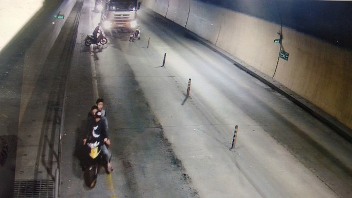 5 thanh niên cầm hung khí cố tình chặn xe ôtô trong hầm đường bộ - Ảnh 2.