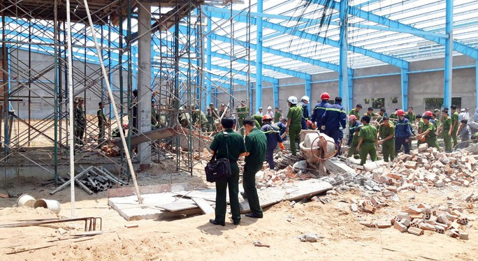 Thông tin mới nhất vụ sập tường khiến 6 người chết ở Vĩnh Long - Ảnh 1.