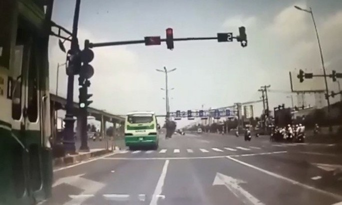 TP HCM: Xe buýt vượt đèn đỏ khiến xe ben suýt gây tai nạn kinh hoàng - Ảnh 2.