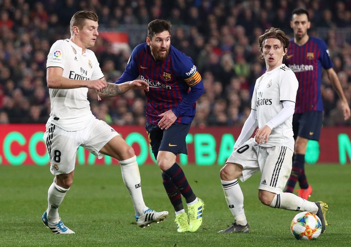 Barcelona châm biếm: Cách để Quả bóng vàng Modric ngăn chặn Messi - Ảnh 1.