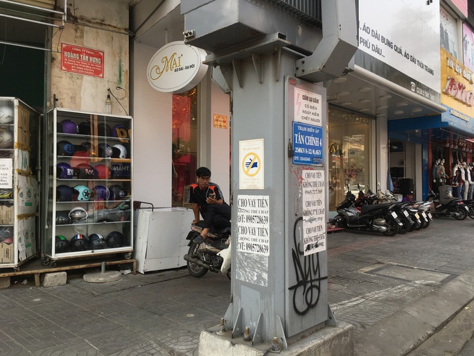 Nhếch nhác tờ rơi cho vay nặng lãi tràn lan trên đường phố Đà Nẵng - Ảnh 2.