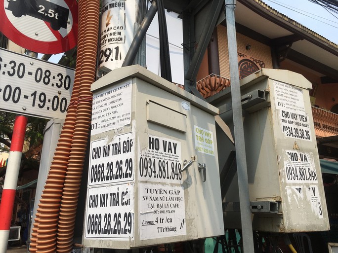 Nhếch nhác tờ rơi cho vay nặng lãi tràn lan trên đường phố Đà Nẵng - Ảnh 5.