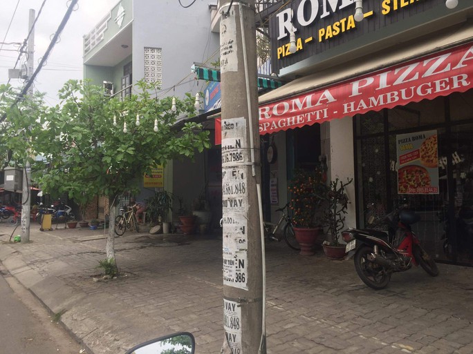 Nhếch nhác tờ rơi cho vay nặng lãi tràn lan trên đường phố Đà Nẵng - Ảnh 8.