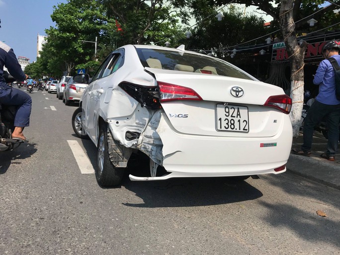 Đà Nẵng: Phóng viên bị côn đồ tấn công trước mặt công an khi đang tác nghiệp - Ảnh 3.