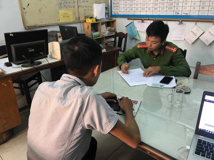 Đà Nẵng: Phóng viên bị côn đồ tấn công trước mặt công an khi đang tác nghiệp - Ảnh 1.
