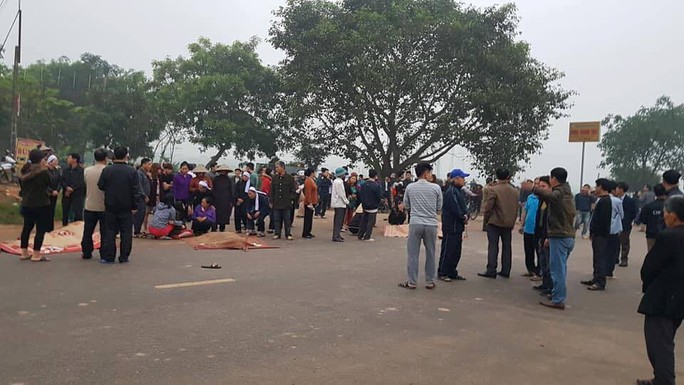 Hiện trường kinh hoàng vụ xe khách tông đoàn đưa tang khiến 7 người chết - Ảnh 3.