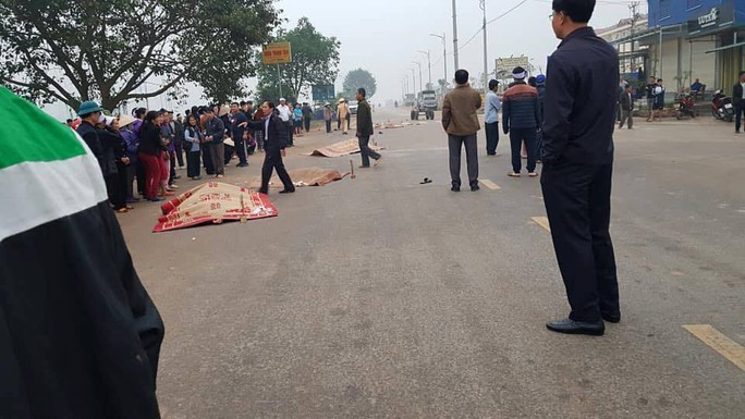 Hiện trường kinh hoàng vụ xe khách tông đoàn đưa tang khiến 7 người chết - Ảnh 4.